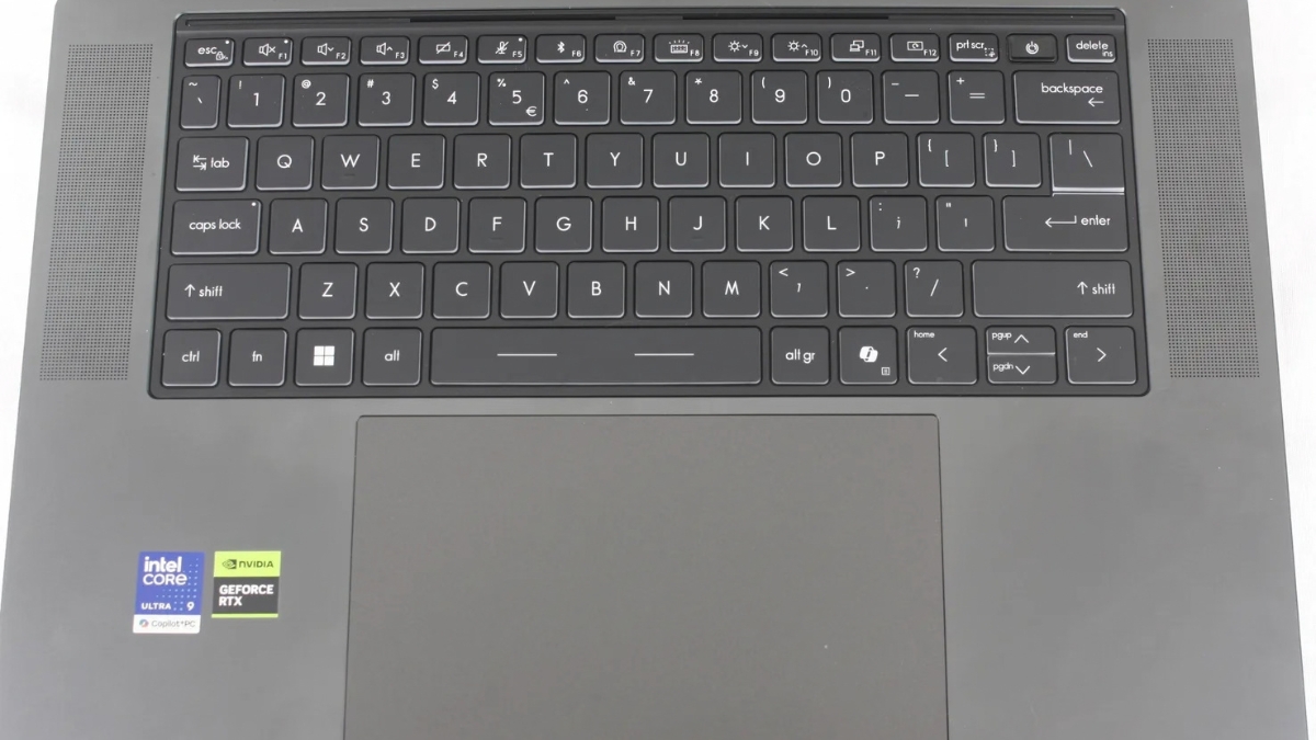Đánh giá MSI Stealth 16 AI B3WH với bàn phím RGB bốn vùng.
