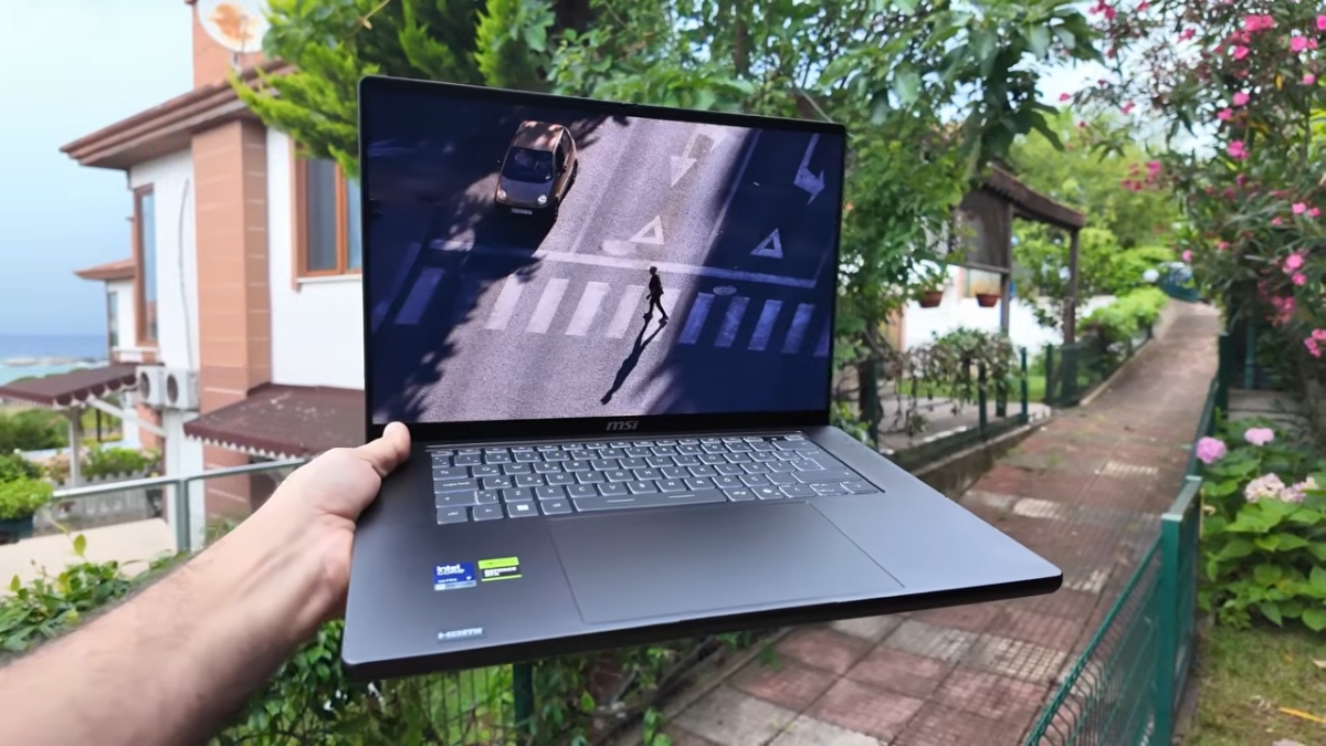 Đánh giá MSI Stealth 16 AI B3WH với màn hình OLED 16 inch 240Hz.