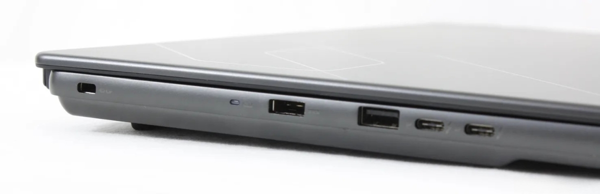 Đánh giá MSI Stealth 16 AI B3WH với các cổng kết nối cạnh trái.