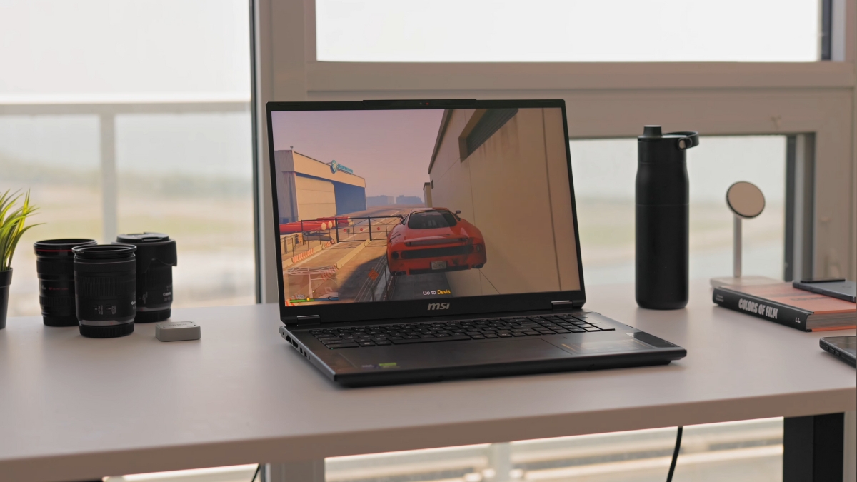 Đánh giá MSI Stealth 18 HX AI – màn hình MiniLED hạn chế phản chiếu, chống vân tay và giữ độ sáng ổn định.
