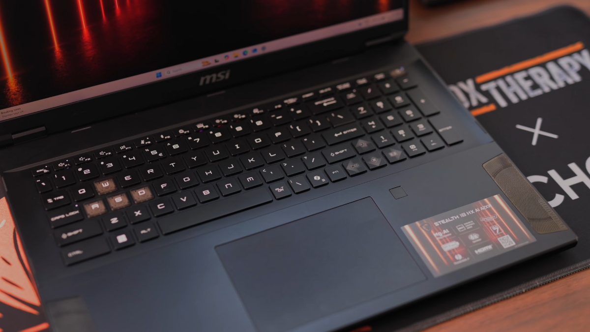 Đánh giá MSI Stealth 18 HX AI – bàn phím full-size với hành trình phím vừa phải và đèn nền RGB từng phím.