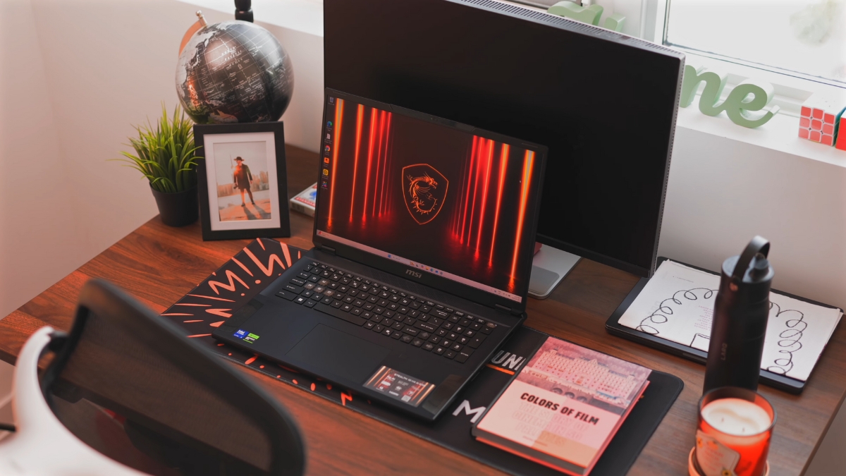 Đánh giá MSI Stealth 18 HX AI – laptop màn hình lớn nhưng vẫn gọn gàng, gờ nâng mặt đáy hỗ trợ tản nhiệt, thiết kế tinh tế.