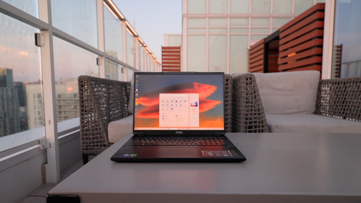 Đánh giá MSI Stealth 18 HX AI – màn hình MiniLED 18 inch hiển thị hình ảnh sống động, độ sáng 715 nits, gam màu 97% DCI-P3.