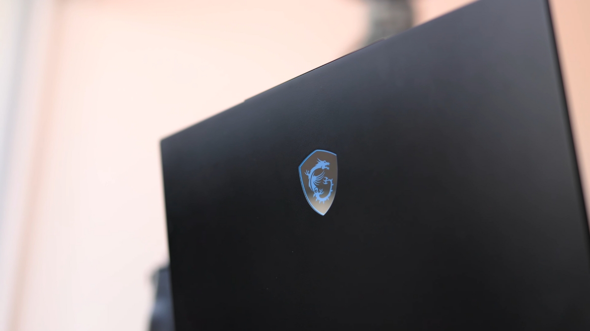 Đánh giá MSI Stealth 18 HX AI, laptop gaming 18 inch mỏng nhẹ, CPU Core Ultra, GPU rời mạnh mẽ, phù hợp chơi game và làm việc hiệu năng cao.