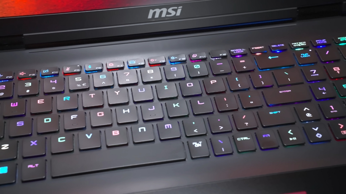 Đánh giá MSI Titan 18 Ultra Dragon Edition – bàn phím SteelSeries RGB từng phím với cụm phím số và phím điều hướng chuẩn