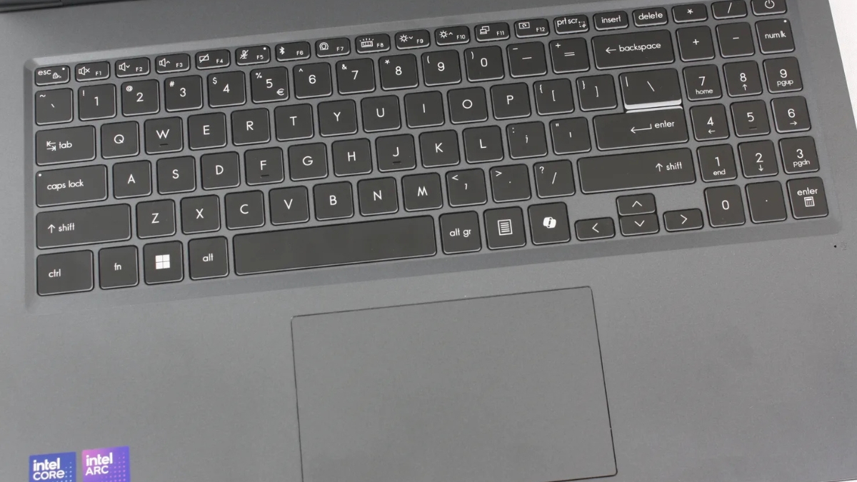 Đánh giá MSI Venture 16 AI A2HMTG bàn phím êm hành trình vừa touchpad nhỏ phản hồi tốt