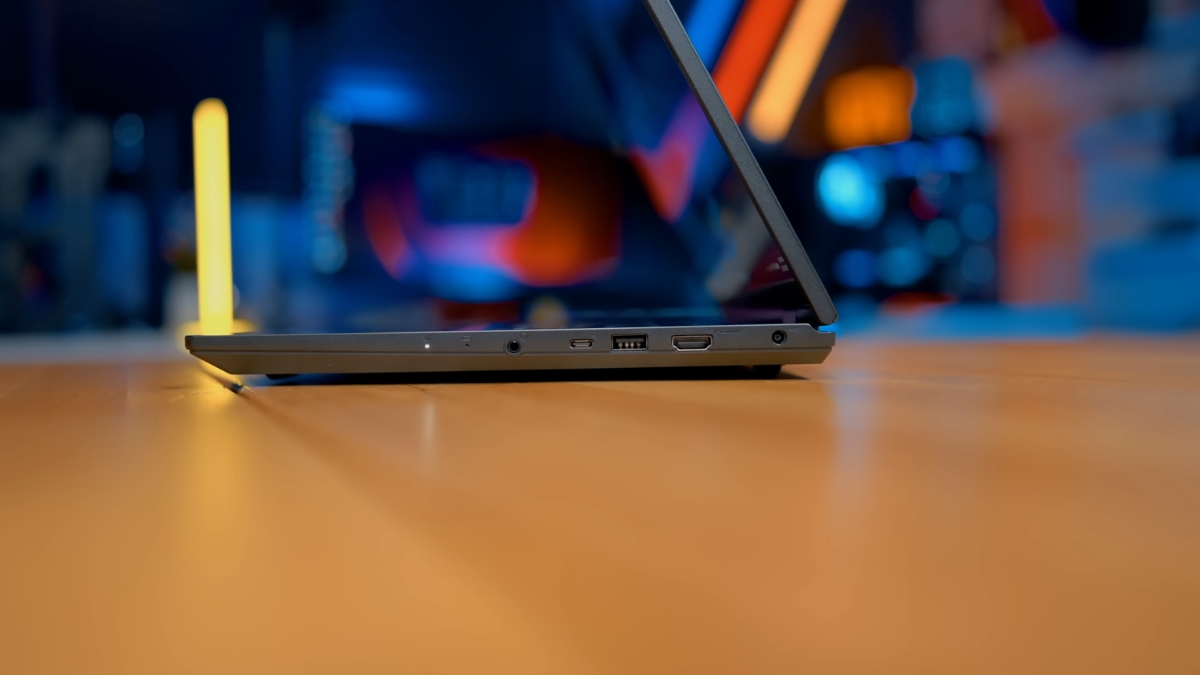 Đánh giá MSI Venture 16 AI A2HMTG cổng kết nối cạnh phải USB C audio