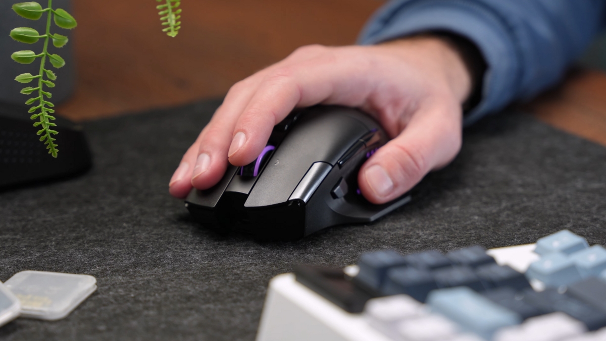 Đánh giá MSI Versa Pro Wireless + Mouse Dock Pro – Thiết kế ergonomic palm grip/claw grip, patin PTFE và grips MSI Diamond giúp trượt mượt