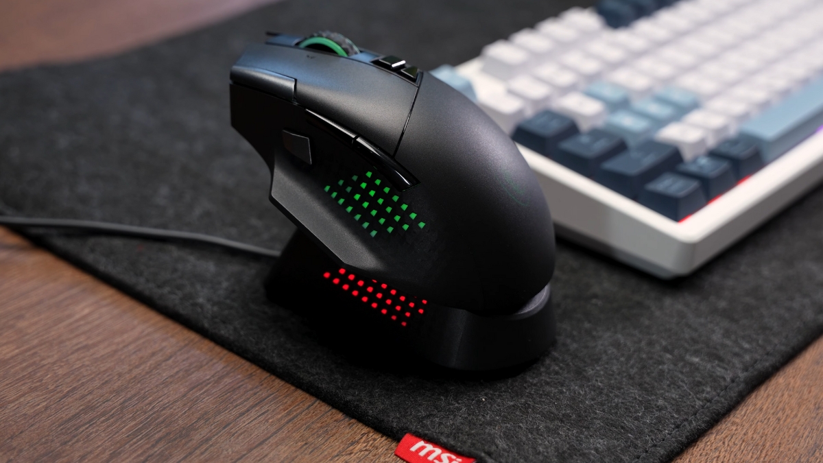 Đánh giá MSI Versa Pro Wireless + Mouse Dock Pro – Hệ thống LED RGB trên grips, scroll wheel, logo và Dock Pro