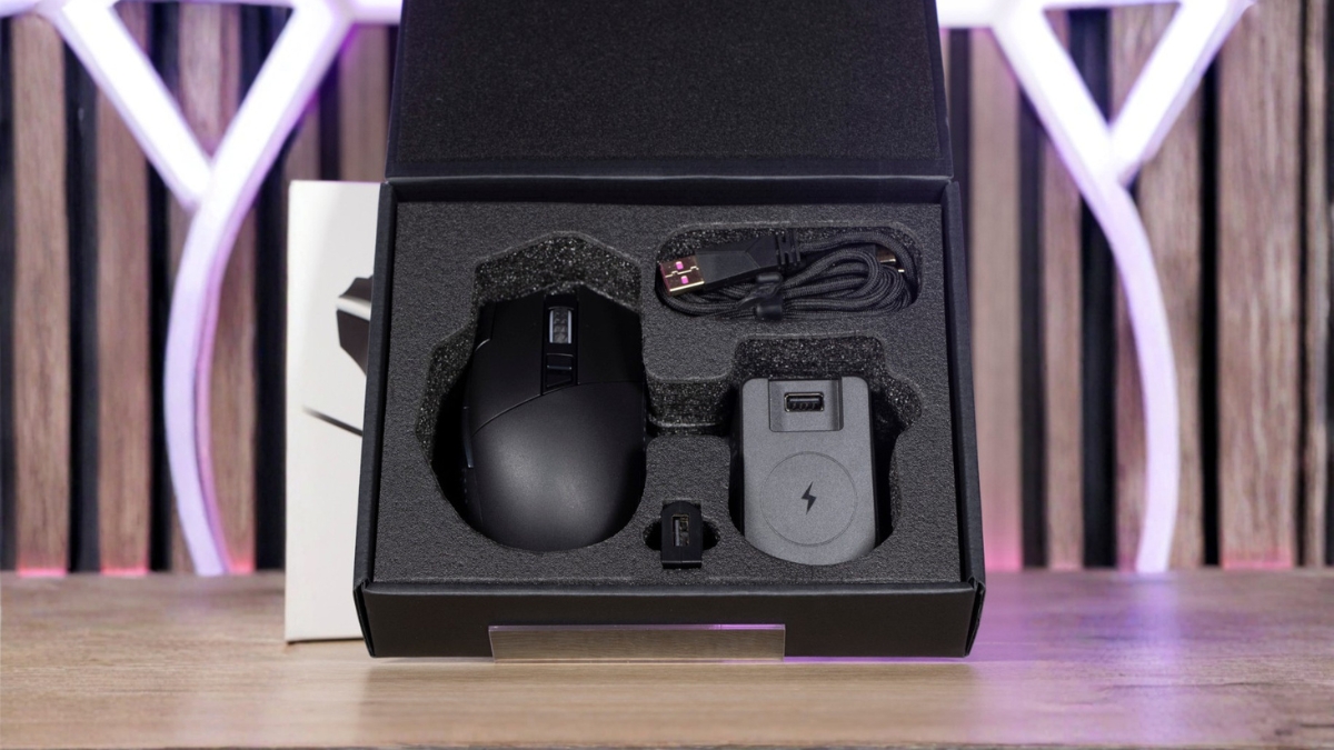 Đánh giá MSI Versa Pro Wireless + Mouse Dock Pro – Hộp sản phẩm màu trắng sang trọng với đèn RGB và logo MSI