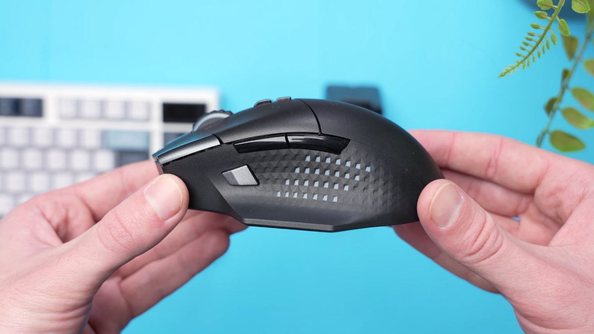 Đánh giá MSI Versa Pro Wireless + Mouse Dock Pro – Grips bên hông MSI Diamond với họa tiết kim cương cho cầm chắc tay