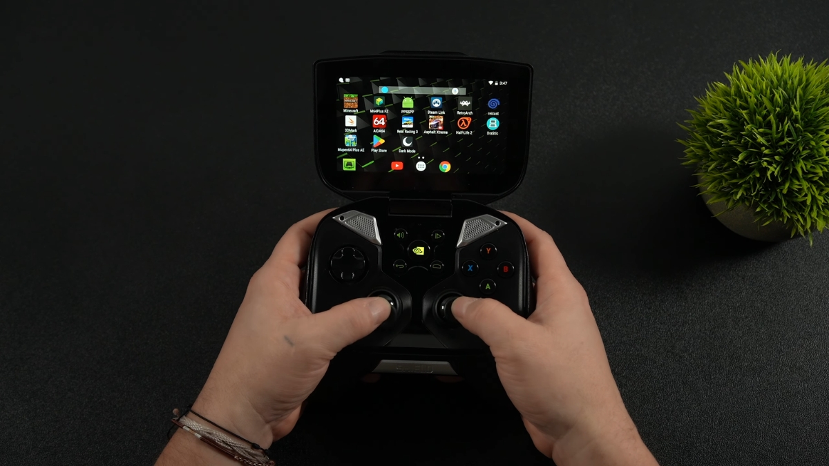 Đánh giá NVIDIA Shield Portable thiết kế tay cầm màn hình gập chạy Android