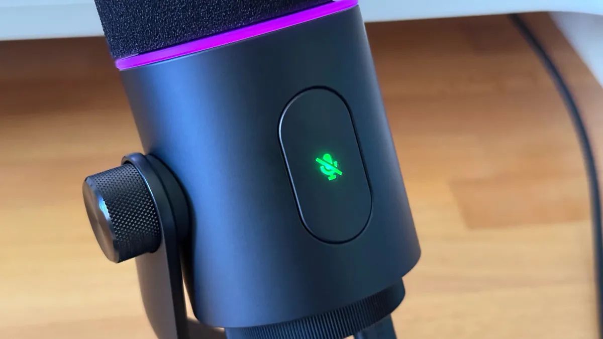 Đánh giá Razer Seiren V3 Pro: Nút tắt tiếng cảm ứng và vòng đèn RGB trên thân micro