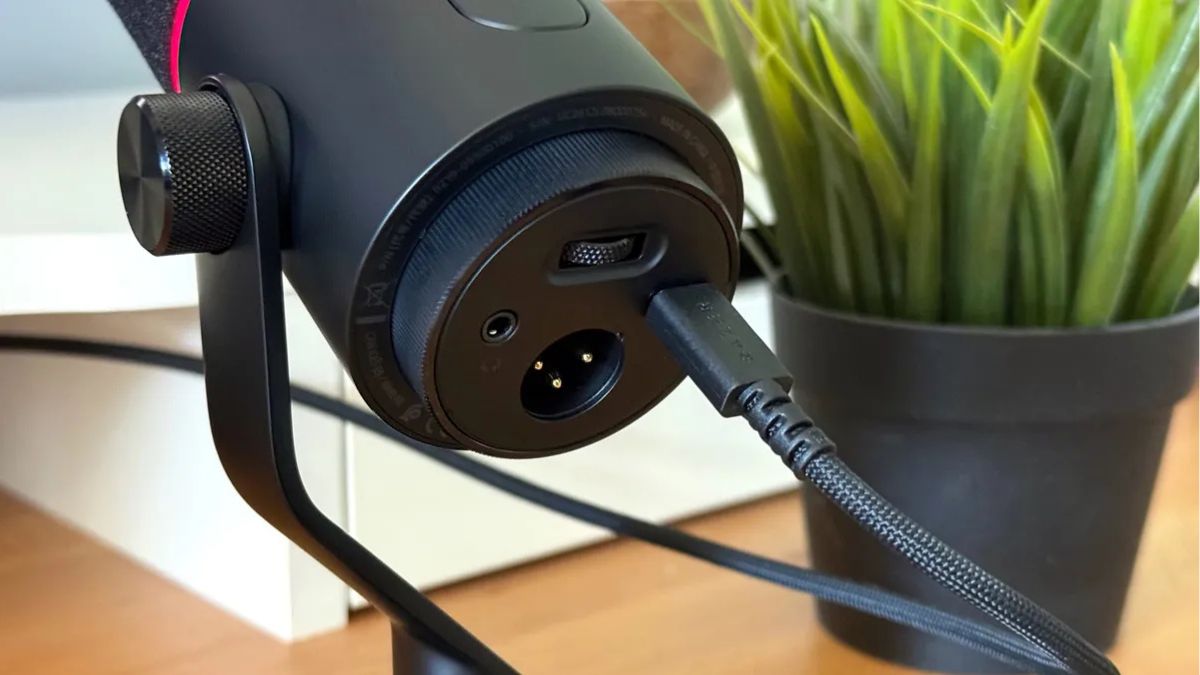 Đánh giá Razer Seiren V3 Pro: Cổng kết nối USB-C, XLR và jack tai nghe 3.5 mm
