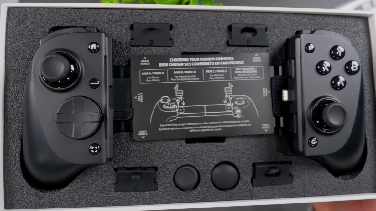 Đánh giá Razer Kishi V3 Pro trong bao bì trắng tinh tế với hình sản phẩm nổi bật và logo Android, iPhone, iPad.