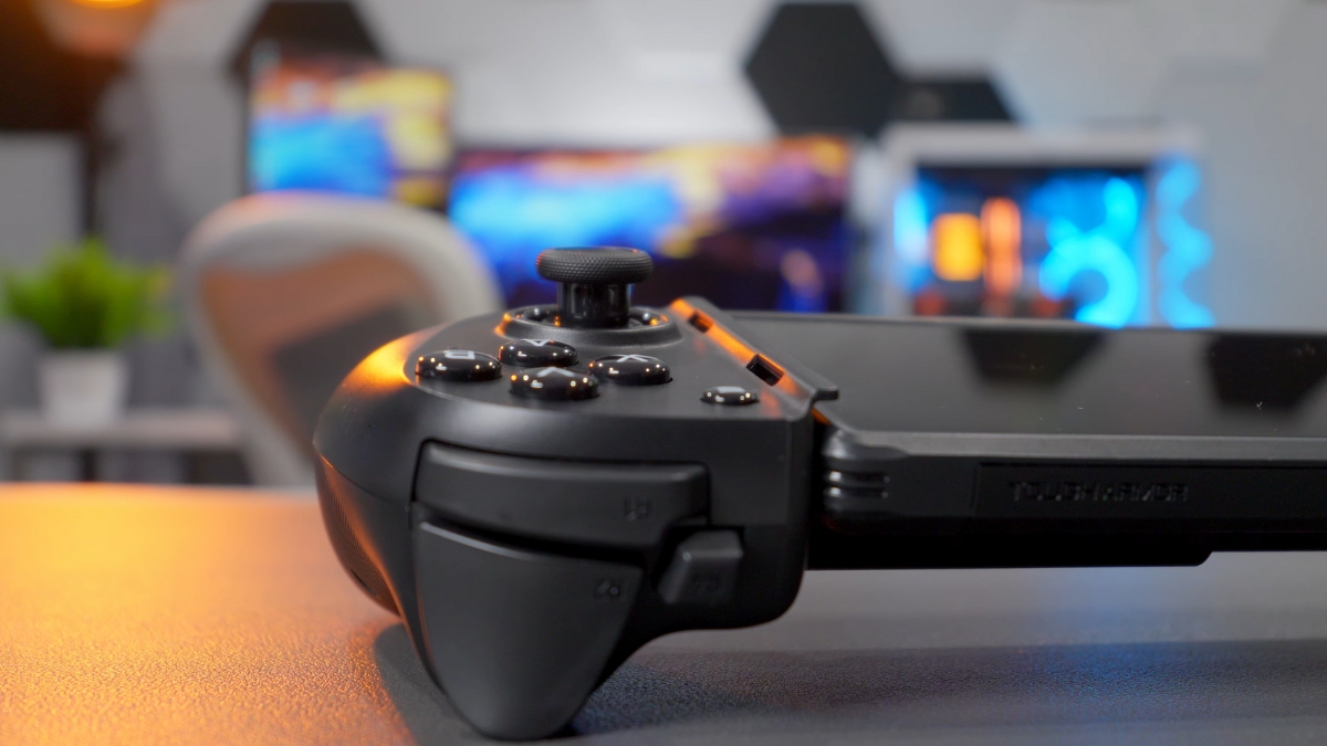 Đánh giá Razer Kishi V3 Pro với gậy TMR cỡ lớn và mũ thay thế, mang lại độ chính xác cao cho game thủ.