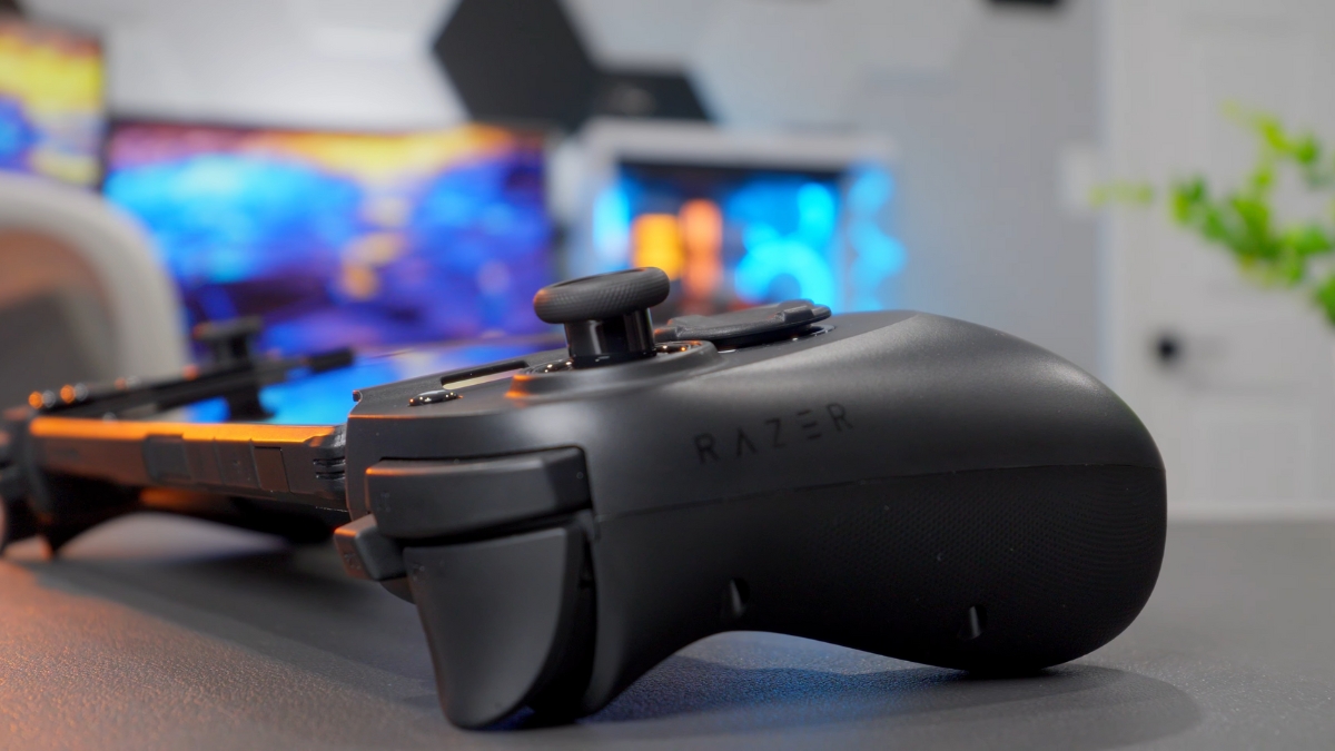 Đánh giá Razer Kishi V3 Pro với thiết kế công thái học gần bằng tay cầm Xbox, tay cầm dày và chắc chắn.