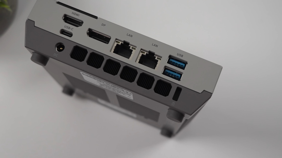 Đánh giá Retro X5 cổng kết nối phía sau hỗ trợ USB4 40Gbps và Ethernet 2.5Gb