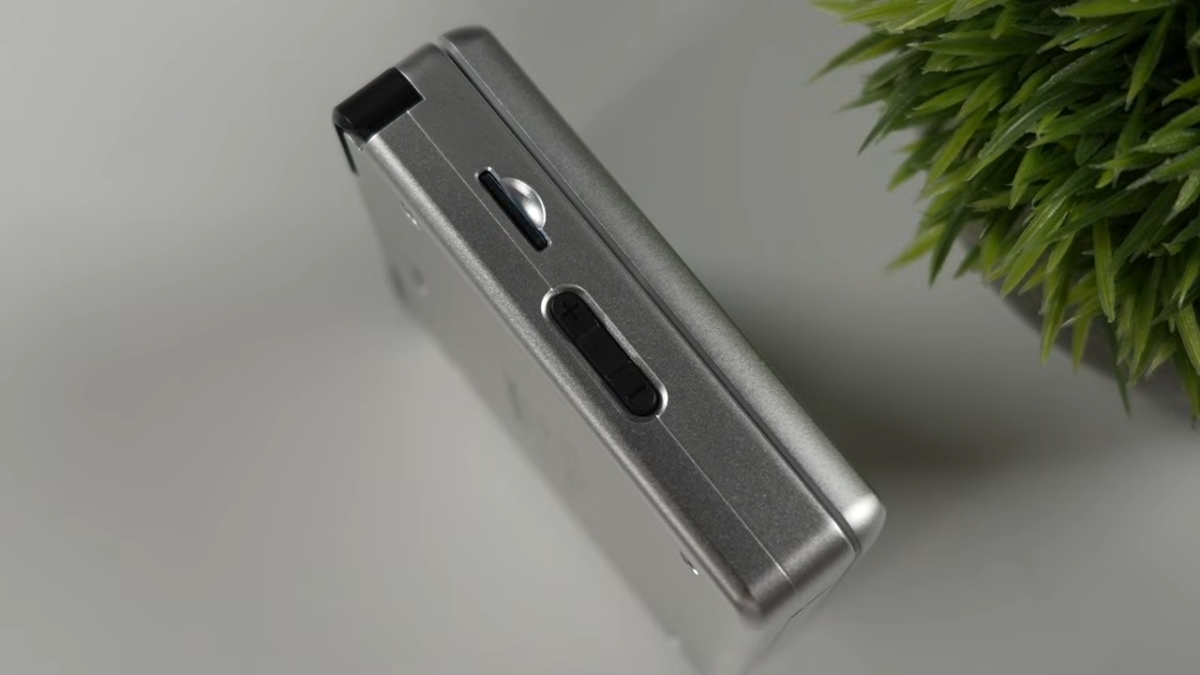 Đánh giá RG Rotate với cụm volume rocker và khe cắm thẻ nhớ microSD hỗ trợ tối đa 2TB