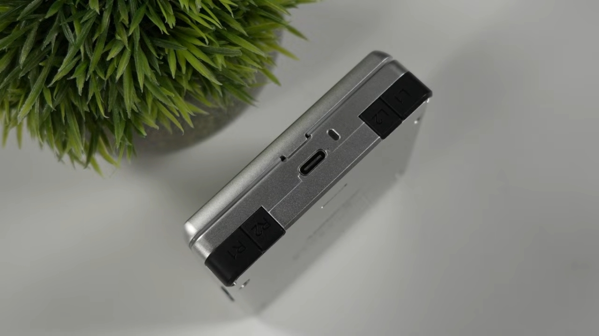 Đánh giá RG Rotate với trigger, shoulder button và cổng USB Type-C ở cạnh trên