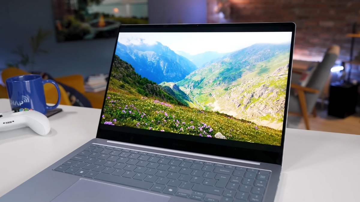 Đánh giá Samsung Galaxy Book4 Edge 15: Màn hình IPS 15,6 inch, 60 Hz, độ sáng 300 cd/m², độ tương phản 1,200:1, màu sắc cơ bản và không phù hợp chỉnh sửa ảnh.