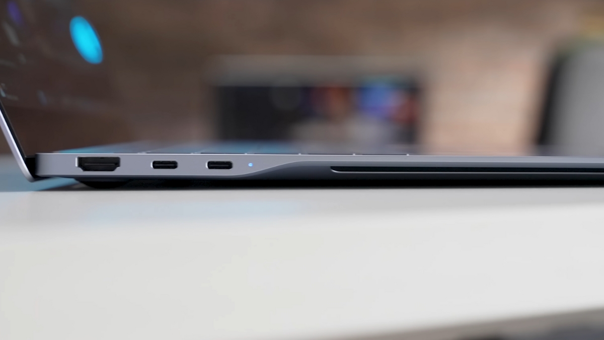 Đánh giá Samsung Galaxy Book4 Edge 15: Cận cảnh các cổng USB-C, USB-A và HDMI của máy, đáp ứng nhu cầu kết nối cơ bản.