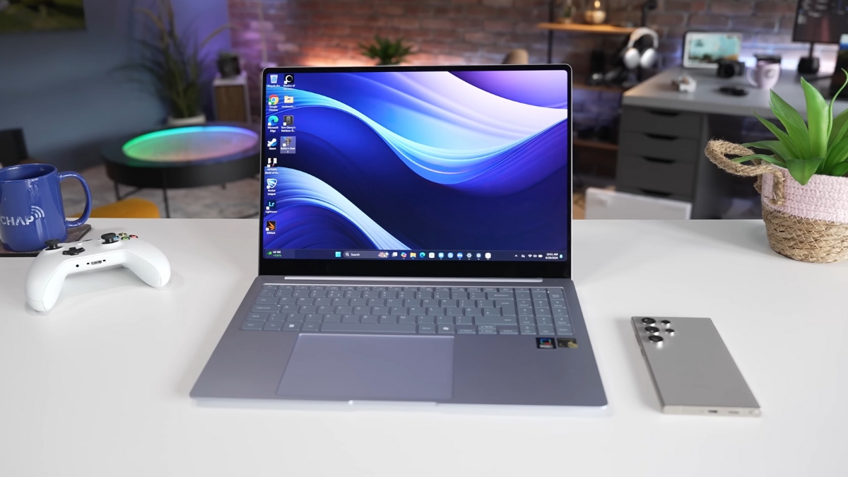 Đánh giá Samsung Galaxy Book4 Edge 15: Laptop mỏng nhẹ, di động, hiệu năng ổn định cho văn phòng, vỏ kim loại Sapphire Blue, SSD UFS 4.0 và bàn phím lớn.