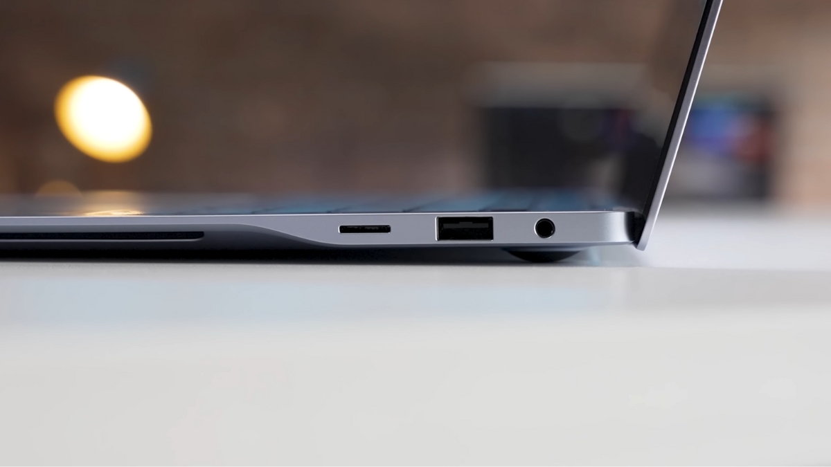 Đánh giá Samsung Galaxy Book4 Edge 15: Đầu đọc thẻ microSD trên máy, cơ chế lò xo hơi sâu, cần thao tác cẩn thận.