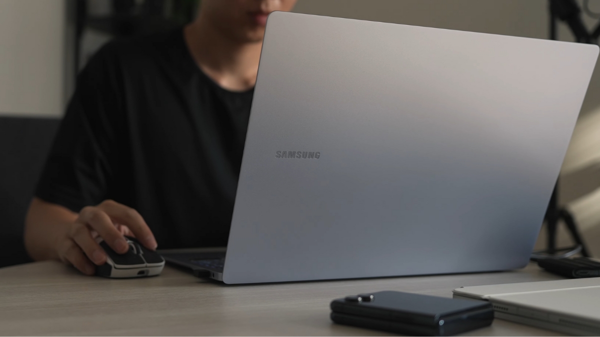 Đánh giá Samsung Galaxy Book4 Edge 15: Laptop mỏng nhẹ với chip Snapdragon, hiệu năng ổn định cho công việc văn phòng và giải trí nhẹ.
