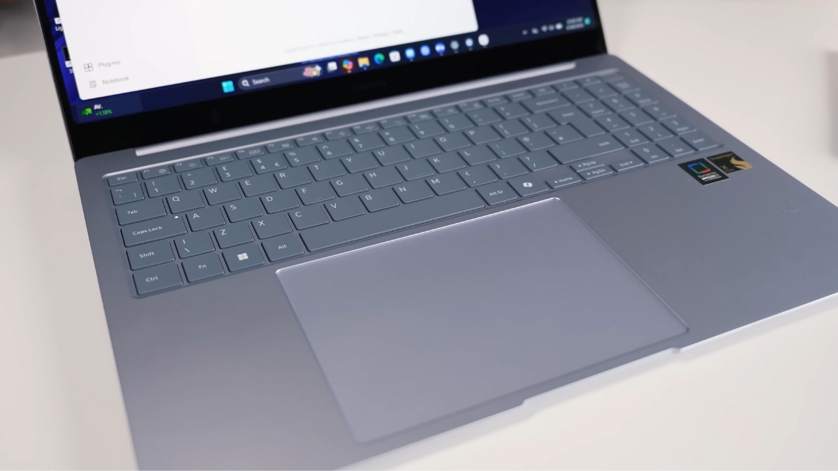 Đánh giá Samsung Galaxy Book4 Edge 15: Bàn phím rộng kèm số, hành trình phím nông, touchpad nhạy, không có đèn nền.