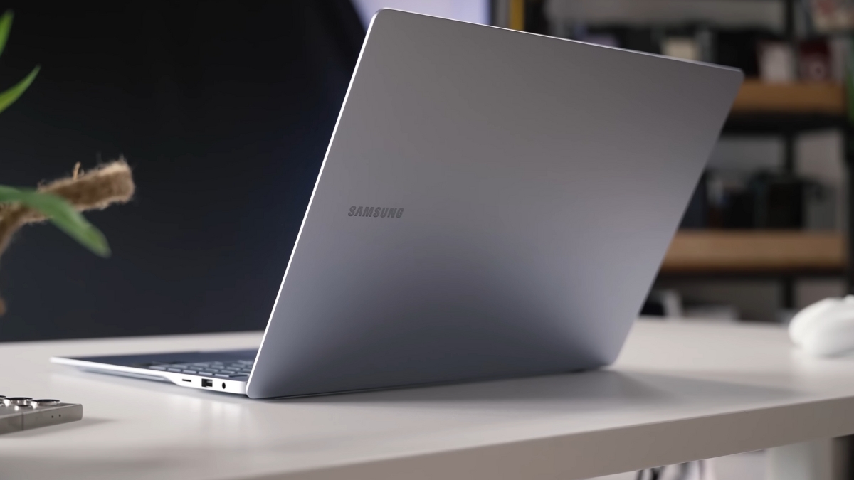 Đánh giá Samsung Galaxy Book4 Edge 15: Laptop mỏng nhẹ với vỏ kim loại màu Sapphire Blue, hinge mở 180 độ, thiết kế chắc chắn và sang trọng.