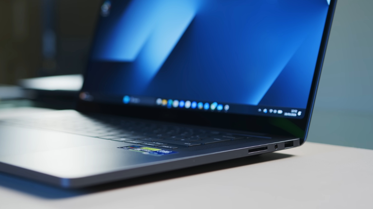 Đánh giá Samsung Galaxy Book6 Ultra với cổng USB-A và khe đọc thẻ SDXC