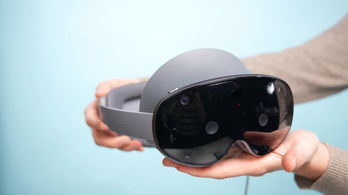 Đánh giá Samsung Galaxy XR: pin khoảng 2–2,5 giờ tùy tác vụ, có thể vừa sạc vừa sử dụng.