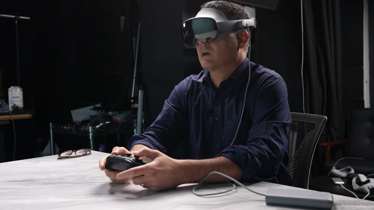 Đánh giá Samsung Galaxy XR: chơi game với controller, trải nghiệm mượt mà trên Diablo Immortal và Thrasher, giới hạn 90Hz.