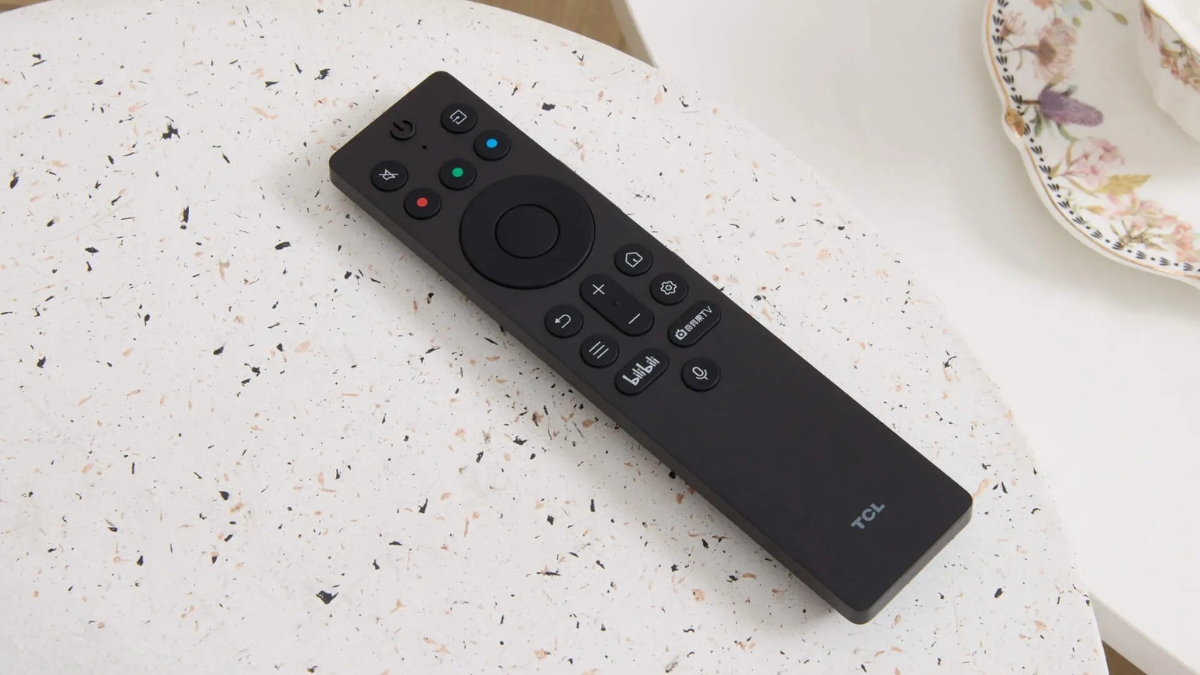 Đánh giá TCL T7M Pro với remote thiết kế tối giản và nhiều nút truy cập nhanh