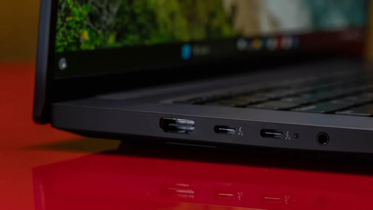 Đánh giá ThinkPad P1 Gen 8 cong ket noi canh trai Thunderbolt 5 HDMI jack tai nghe