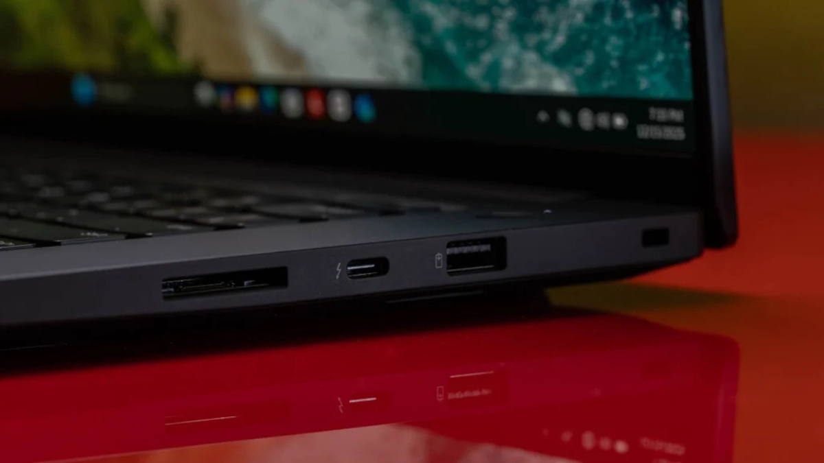 Đánh giá ThinkPad P1 Gen 8 cổng kết nối cạnh phải Thunderbolt 4 USB A khe thẻ SD