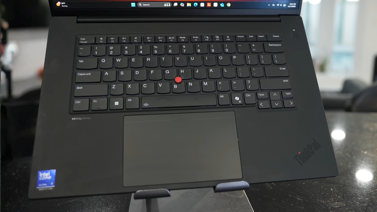 Đánh giá ThinkPad P1 Gen 8 bàn phím hành trình sâu touchpad kính TrackPoint đặc trưng