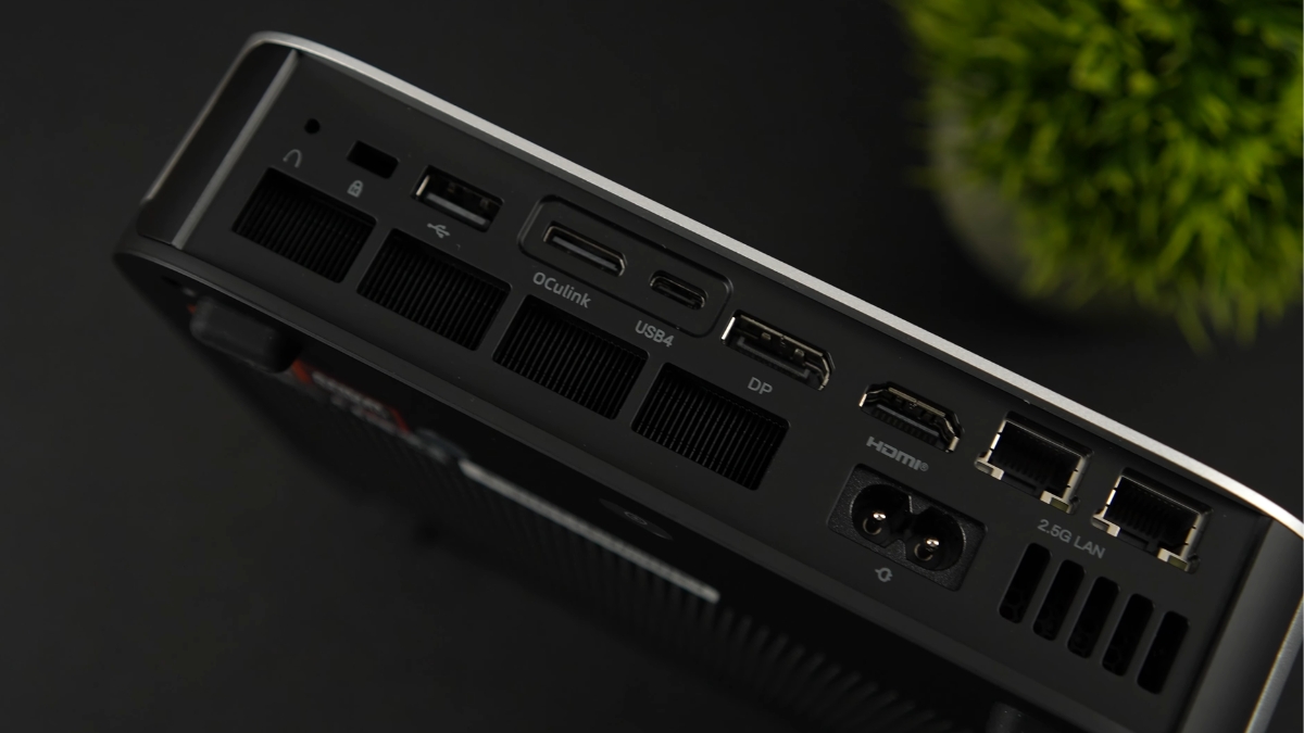 Đánh giá X1 Ai Pro cổng kết nối mặt sau với Oculink và LAN kép 2.5GbE