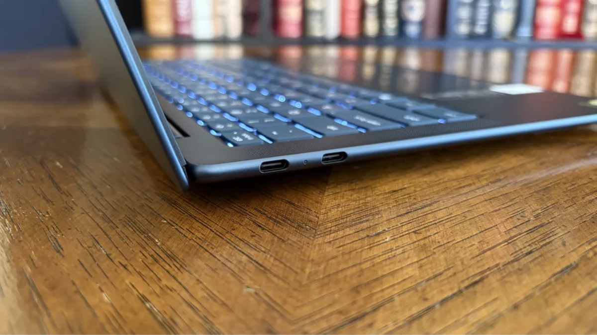 Đánh giá Lenovo Yoga Slim 7x với hệ thống cổng USB4 tối giản ở cạnh trái