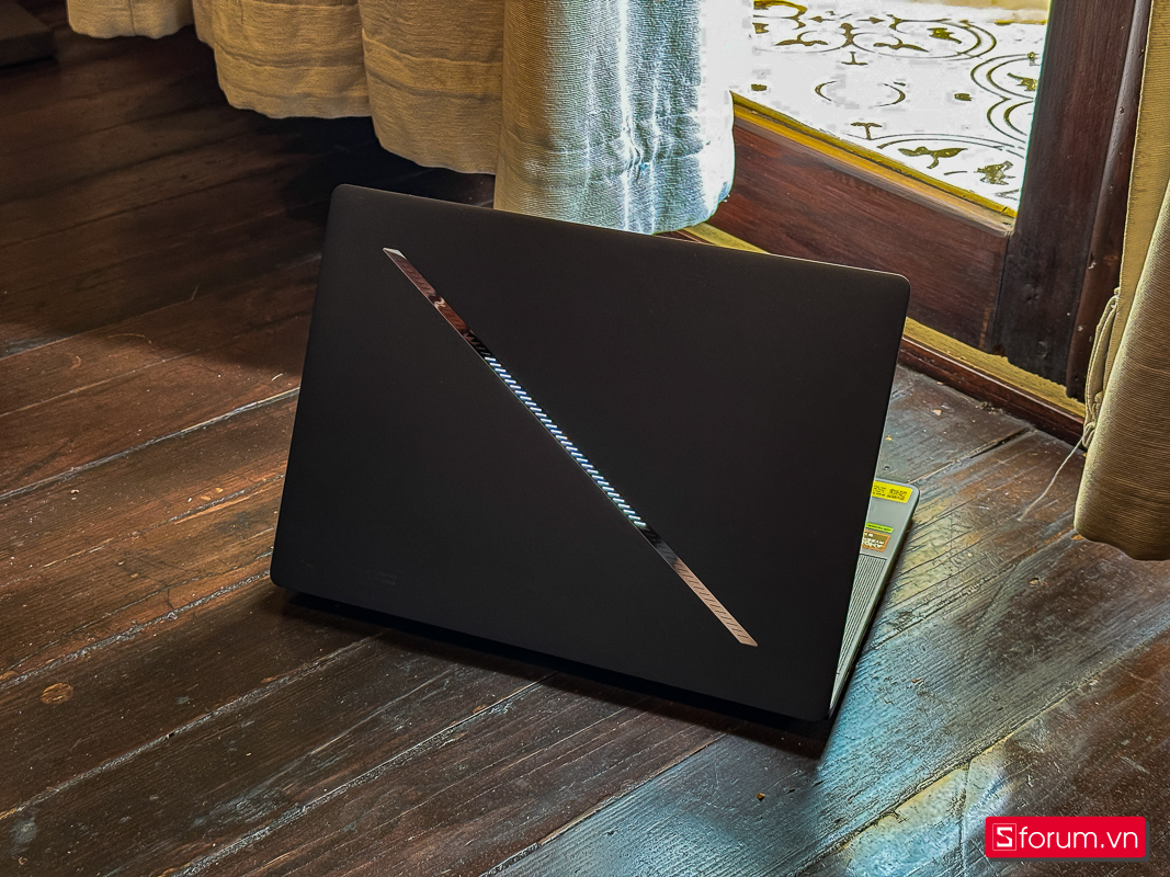 Laptop ASUS ROG Zephyrus G14 GA403WR-QS103WS với AMD Ryzen AI 9 HX370, GPU NVIDIA GeForce RTX 5060, gọn nhẹ nhưng mạnh mẽ, phù hợp chơi game AAA và làm đồ họa chuyên nghiệp