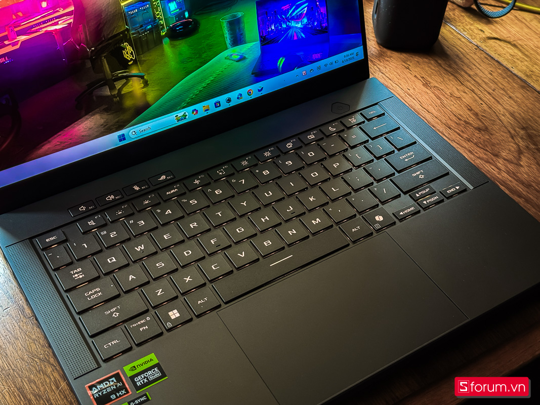 Người dùng di chuyển với laptop AI ASUS, tận dụng pin lâu và khả năng xử lý AI ngay trên thiết bị