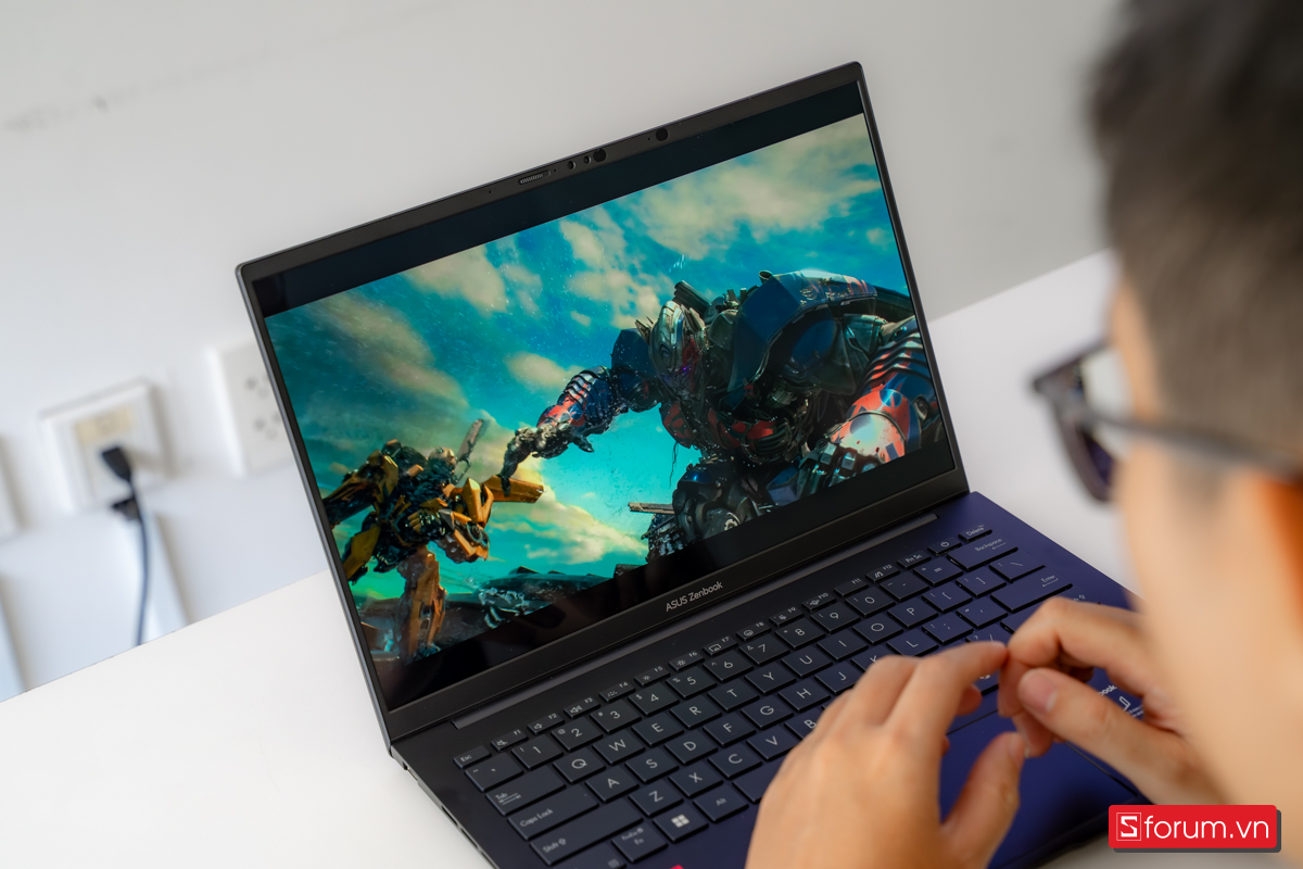 aptop ASUS Zenbook 14 UM3406KA với thiết kế kim loại cao cấp, mỏng nhẹ, hiệu năng mạnh và pin bền, hướng tới người dùng doanh nhân và chuyên nghiệp