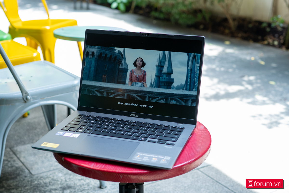 Laptop ASUS Vivobook S14 S3407CA hiển thị video với pin bền bỉ, sử dụng liên tục đến 20 giờ