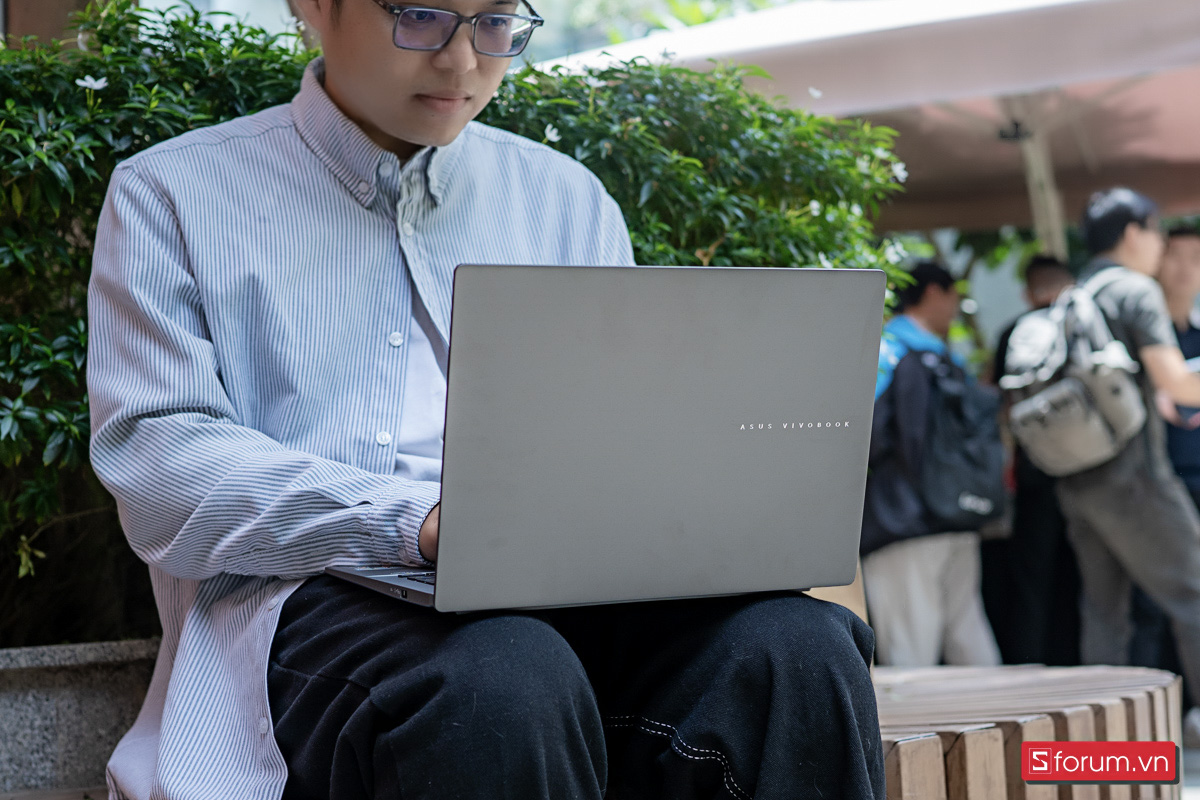Laptop ASUS Vivobook S14 S3407CA với Intel Core Ultra 5 225H, RAM 16GB và SSD 512GB, đáp ứng nhu cầu đa nhiệm cơ bản và hiệu năng AI mượt mà