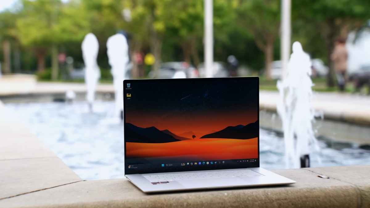 Người dùng trải nghiệm laptop AI ASUS với thời lượng pin lâu, phù hợp cho công việc và giải trí cả ngày