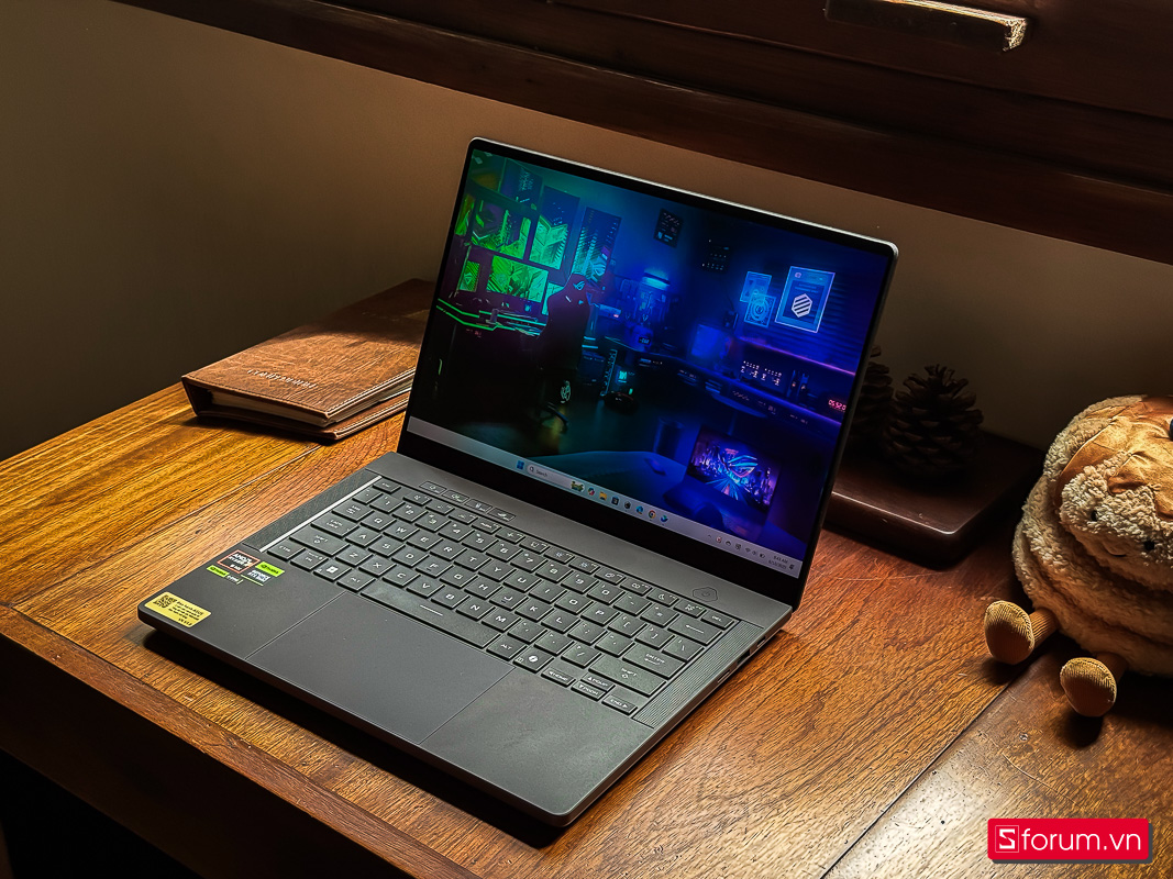Laptop ASUS ROG Zephyrus G14 GA403WR-QS103WS trọng lượng nhẹ, pin 70Wh, sạc nhanh 50% trong 30 phút, mạnh mẽ và dễ dàng mang theo sử dụng mọi lúc mọi nơi