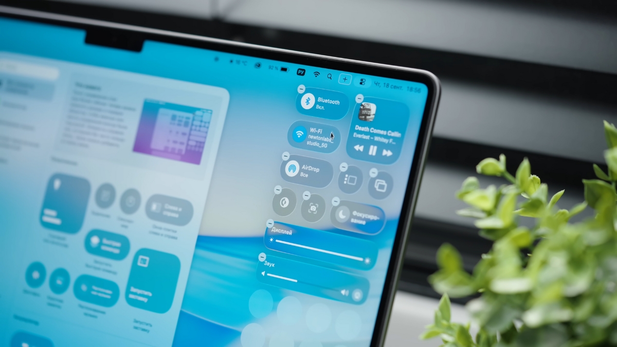macos tahoe giao diện liquid glass trong suốt mềm mại và liền mạch trên macbook