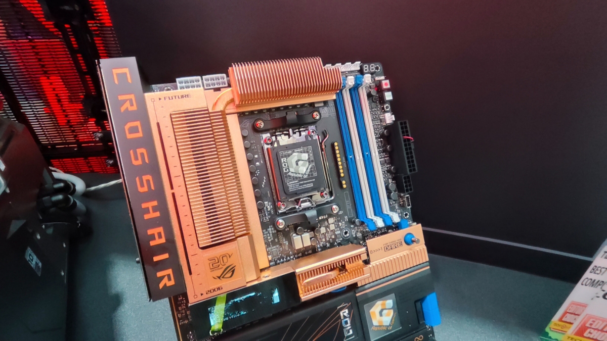 Những sản phẩm xuất sắc nhất Computex 2026 với Asus ROG Crosshair 2006 mang thiết kế hoài cổ lấy cảm hứng từ bo mạch chủ đời đầu