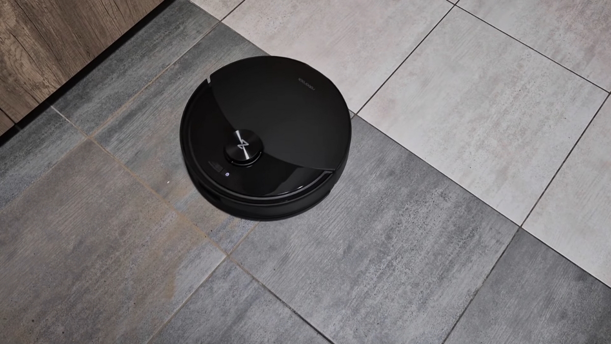 Robot hút bụi lau nhà Roborock Q10 VF với công nghệ điều hướng Precise LiDAR, cảm biến Reactive Tech và khả năng nhận diện thảm bằng sóng siêu âm.